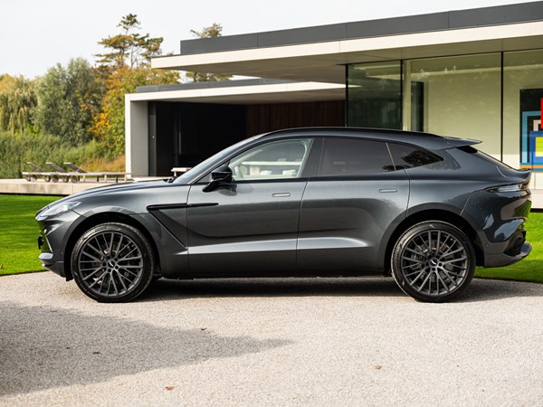ASTON MARTIN DBX 550